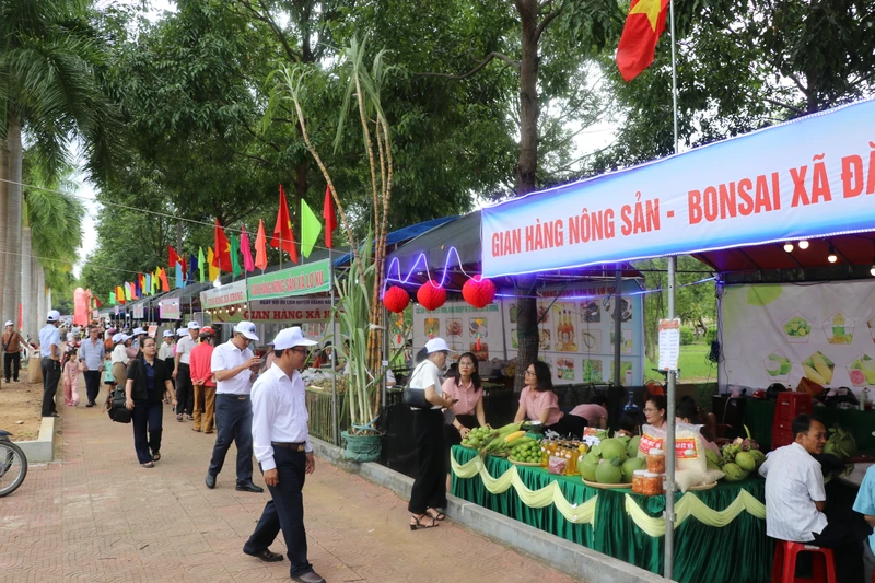 Nhiều gian hàng của huyện Kbang tham gia hội chợ.