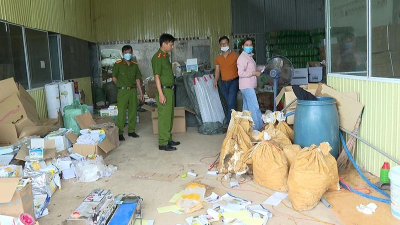 Cơ quan công an khám xét một kho xưởng của đối tượng Nguyễn Thái Học