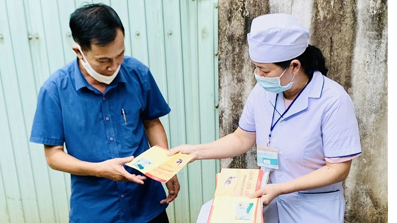 Nhân viên y tế thành phố Pleiku tuyên truyền cho người dân chủ động phòng, chống sốt xuất huyết.