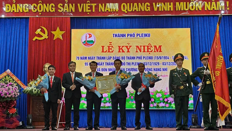 Ủy viên Trung ương Đảng, Phó Bí thư Tỉnh ủy, Chủ tịch HĐND tỉnh Gia Lai thừa ủy quyền trao Huân chương Lao Động hạng Nhì của Chủ tịch nước cho Đảng bộ, chính quyền và Nhân dân các dân tộc TP Pleiku.