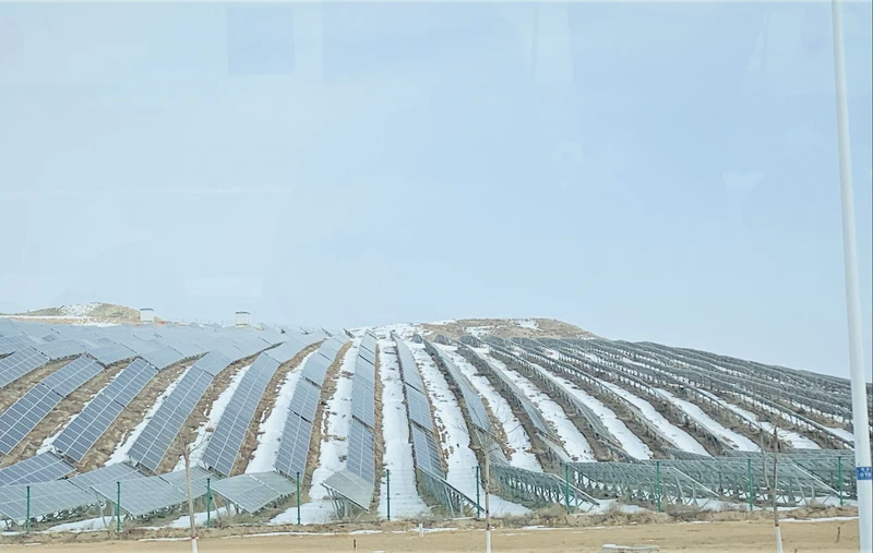 Công trình điện mặt trời, cung cấp năng lượng đầu vào cho quá trình sản xuất Methanol ở Khu mới thành phố Lan Châu, Trung Quốc. (Ảnh: HỮU HƯNG)