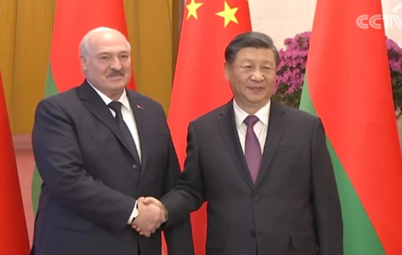 Tổng thống Belarus Alexander Lukashenko và Chủ tịch Trung Quốc Tập Cận Bình tại lễ đón ở Đại lễ đường Nhân dân. (Ảnh cắt từ clip của CCTV)
