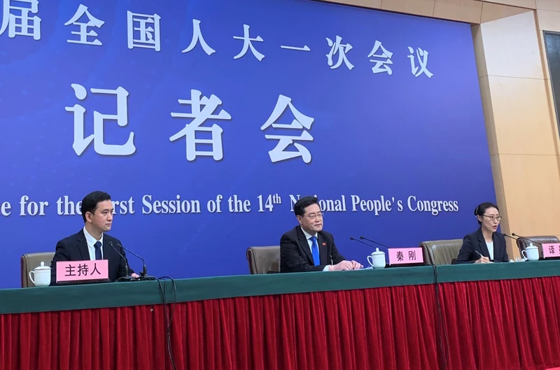 Bộ trưởng Ngoại giao Trung Quốc Tần Cương (giữa) tại buổi họp báo. (Ảnh: HỮU HƯNG)