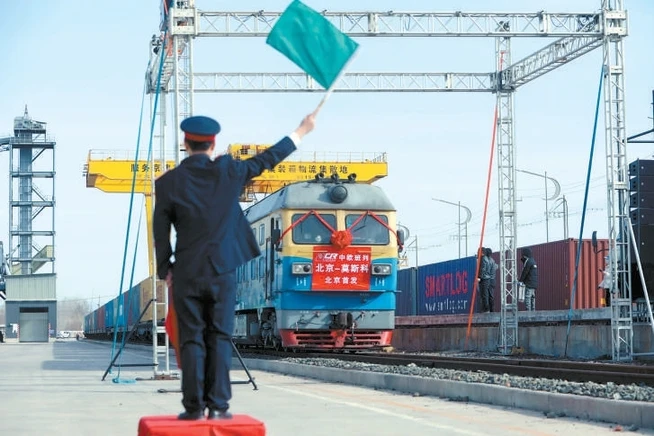 Chuyến tàu liên vận chở hàng xuất phát từ thành phố Bắc Kinh ngày 16/3. (Ảnh: Tân Hoa Xã)