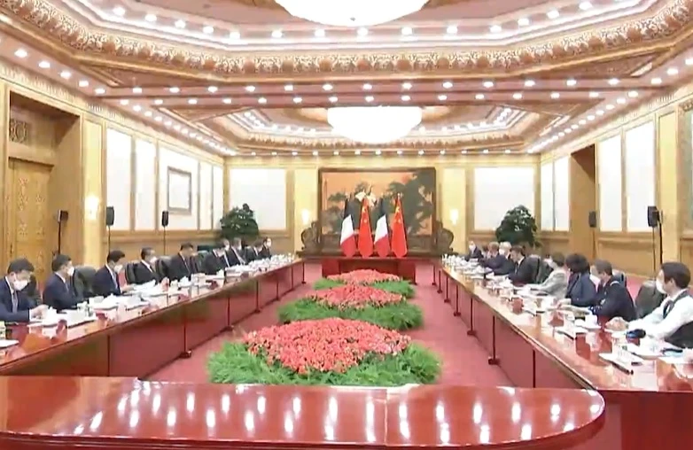 Hội đàm giữa Chủ tịch Trung Quốc Tập Cận Bình và Tổng thống Pháp Emmanuel Macron. (Ảnh cắt từ clip của CCTV)