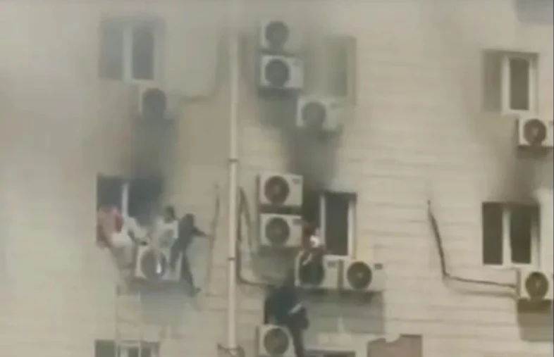 Hình ảnh người dân thoát hiểm khi đám cháy bùng phát. (Ảnh: nbd.com.cn)