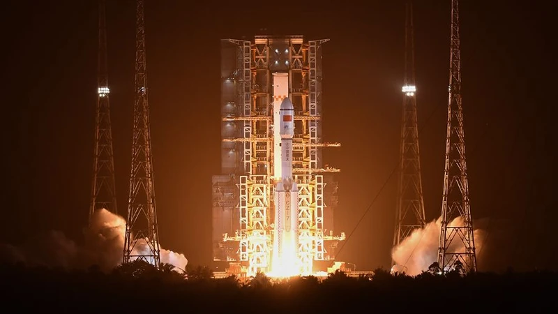 Tàu vũ trụ chở hàng Thiên Chu 6 được phóng vào quỹ đạo bằng tên lửa Trường Chinh. (Ảnh: Tân Hoa xã)