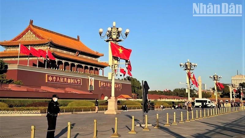 Ảnh minh họa: Cờ Việt Nam tung bay trên quảng trường Thiên An Môn nhân chuyến thăm Trung Quốc của Tổng Bí thư Nguyễn Phú Trọng cuối năm 2022. (Ảnh: HỮU HƯNG)