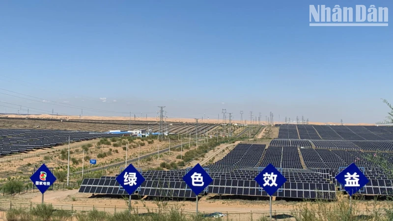 Dự án điện mặt trời ở thành phố Ordos, khu tự trị Nội Mông, Trung Quốc. (Ảnh: HỮU HƯNG)