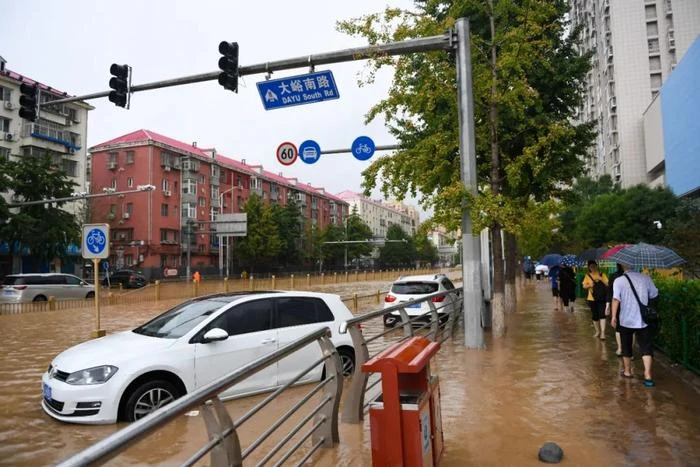 Mưa lớn gây ảnh hưởng nghiêm trọng tại thành phố Bắc Kinh. (Ảnh: Tân Hoa Xã)