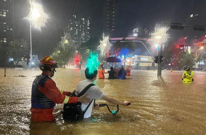Nhân viên cứu hộ sơ tán người dân ở thành phố Thâm Quyến, tỉnh Quảng Đông. (Ảnh: Tân Hoa Xã)