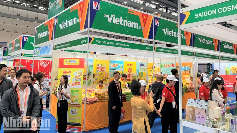 Các gian hàng Việt Nam thu hút rất đông khách tham quan tại Hội chợ Trung Quốc-ASEAN (CAEXPO) tổ chức tại Quảng Tây năm 2023. (Ảnh: HỮU HƯNG)