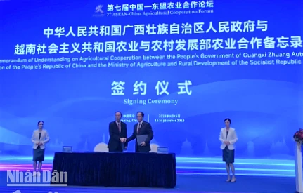Lễ ký Bản ghi nhớ về hợp tác nông nghiệp giữa Việt Nam và Quảng Tây (Trung Quốc). (Ảnh: HỮU HƯNG)