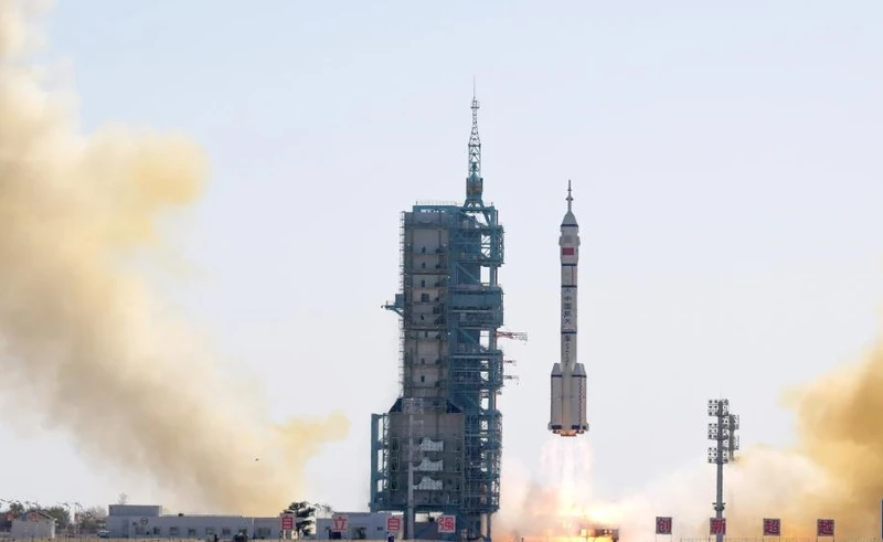 Trung Quốc phóng tàu Thần Châu 17 đưa 3 phi hành gia vào vũ trụ. (Ảnh: Tân Hoa Xã)