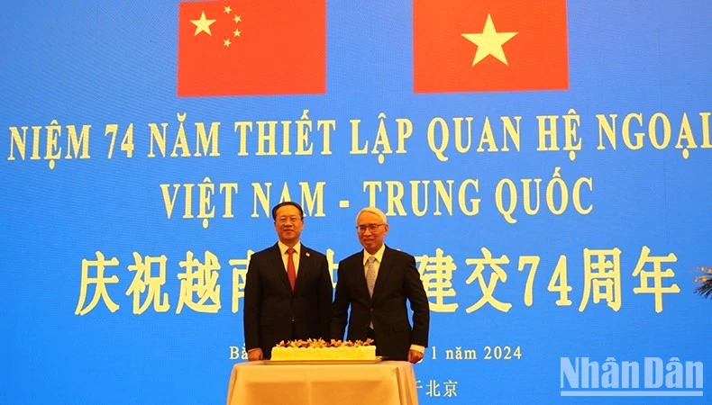 Đại sứ Phạm Sao Mai (phải) và Thứ trưởng Ngoại giao Trung Quốc Mã Triều Húc tại lễ kỷ niệm. (Ảnh: HỮU HƯNG)