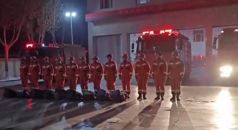 Lực lượng chức năng tham gia cứu hộ sau vụ động đất. (Ảnh từ clip của CCTV)