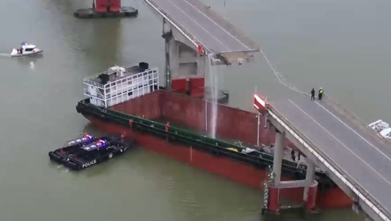 Trung Quốc: Tàu container đâm gãy cầu làm 2 người chết, 3 người mất tích