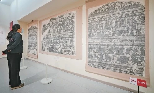 Du khách tham quan tranh khắc đá ở Bảo tàng tỉnh Sơn Đông, Trung Quốc. (Ảnh: Thời báo Tế Nam)
