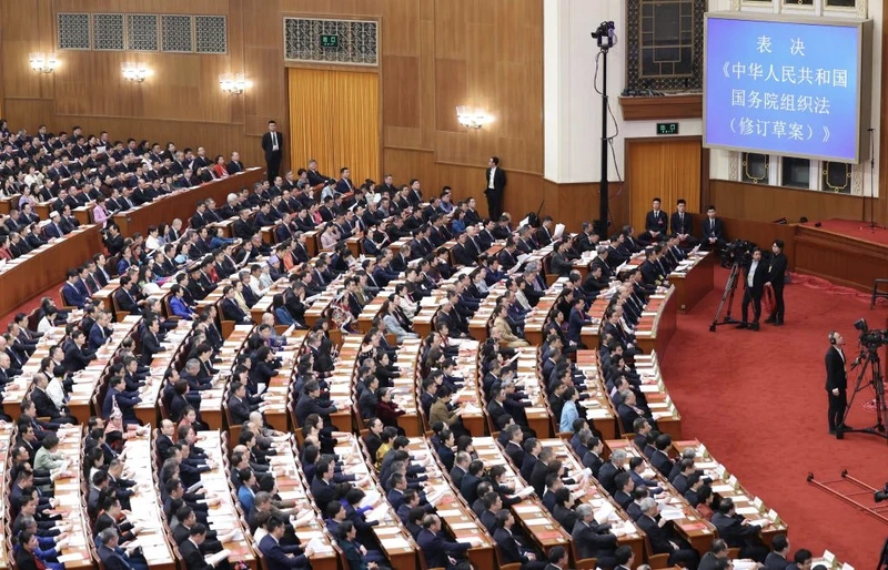 Các đại biểu Quốc hội Trung Quốc biểu quyết thông qua Luật Tổ chức Quốc vụ viện nước Cộng hòa nhân dân Trung Hoa (sửa đổi). (Ảnh: Tân Hoa Xã)