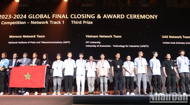 Hai sinh viên Việt Nam (thứ 7 và 8 từ trái sang) nhận giải Ba cuộc thi.