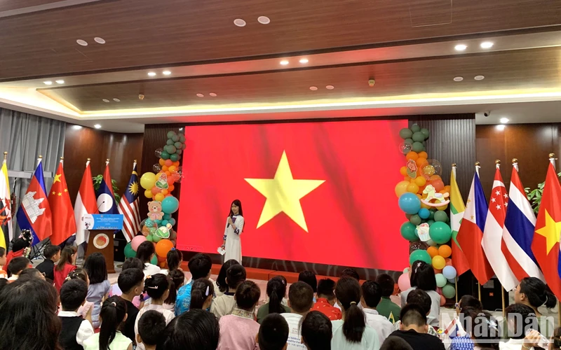 Bạn Lưu Phương Linh, đại diện thiếu nhi Việt Nam giới thiệu về văn hóa và đất nước con người Việt Nam đến bạn bè các nước.