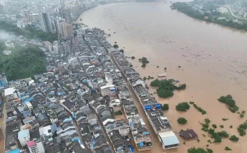 Mưa lớn gây lũ lụt ở tỉnh Quảng Đông, Trung Quốc. (Ảnh: sohu.com)