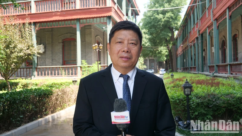 Giáo sư Hứa Lợi Bình trả lời phỏng vấn của phóng viên Báo Nhân Dân thường trú tại Trung Quốc.