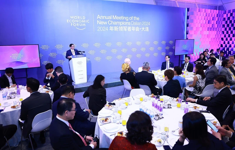 Thủ tướng Phạm Minh Chính phát biểu tại Phiên đối thoại với lãnh đạo các tập đoàn lớn của WEF. (Ảnh: TTXVN)