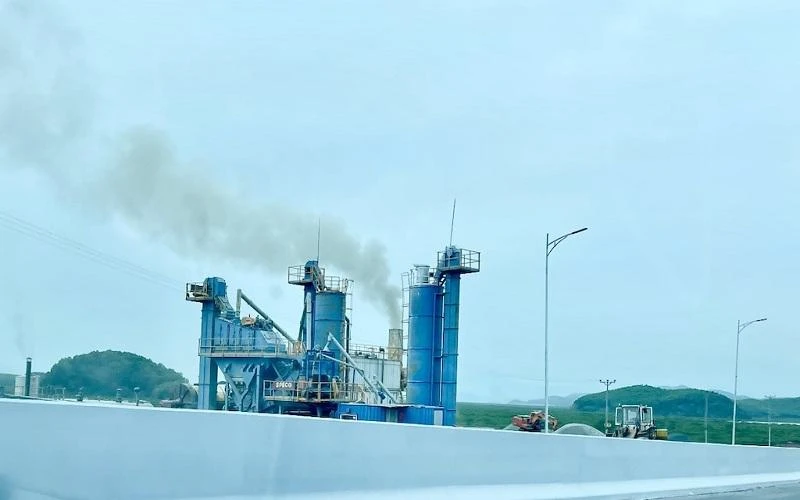 Trạm sản xuất bê-tông nhựa Asphalt của Công ty TNHH Hòa Hiệp bị xử phạt do xả khí thải vượt quy chuẩn kỹ thuật ra môi trường.