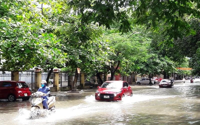 Mưa lớn gây ngập cục bộ điểm đường Hàn Thuyên, đối diện Ủy ban nhân dân phường Ba Đình, thành phố Thanh Hóa