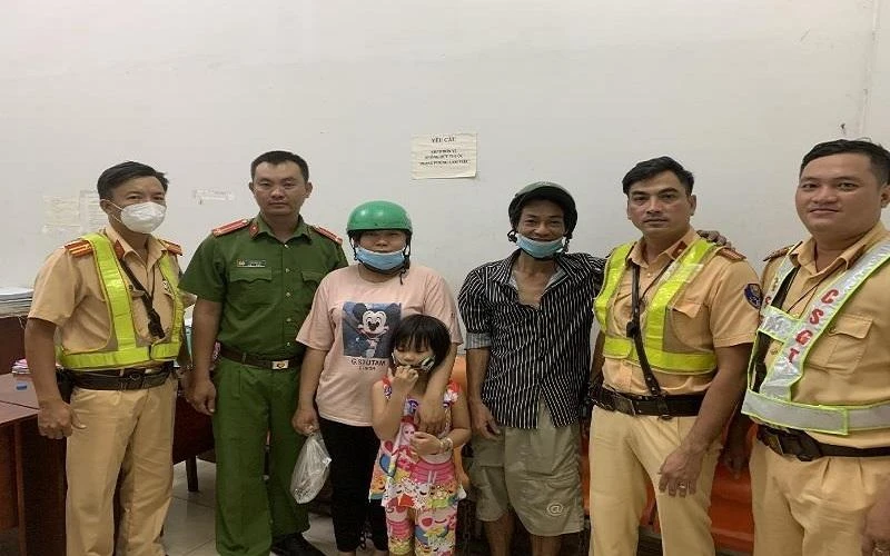 Tổ tuần tra Đội Cảnh sát giao thông An Lạc cùng Công an xã Tân Kiên bàn giao cháu Quỳnh cho gia đình. (Ảnh: PC08 cung cấp)