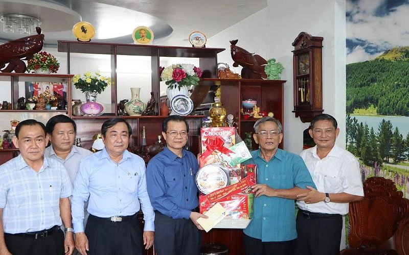 Lãnh đạo tỉnh An Giang thăm và tặng quà các gia đình chính sách.