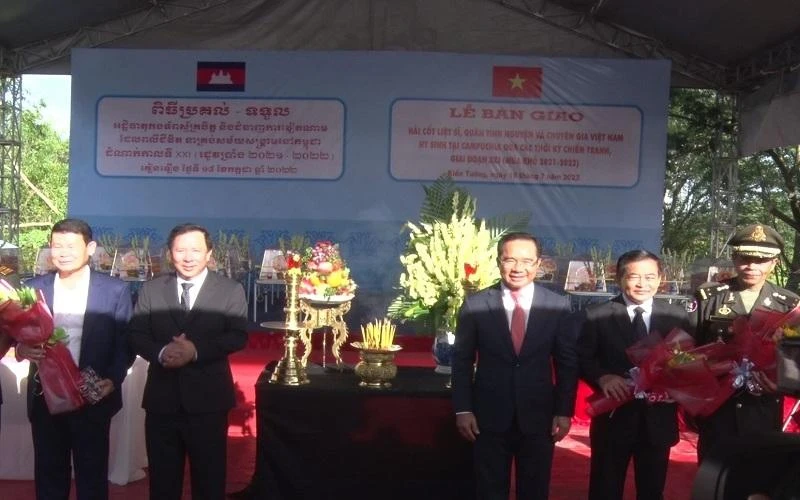 Trao Bằng khen của Chủ tịch Ủy ban nhân dân tỉnh Long An tặng các tập thể, cá nhân có thành tích tiêu biểu trong công tác tìm kiếm, cất bốc hài cốt liệt sĩ tại Campuchia.
