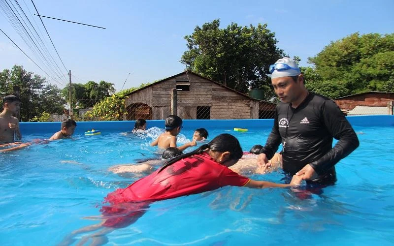 Một lớp dạy bơi miễn phí cho trẻ em ở huyện Cư M’gar, tỉnh Đắk Lắk.