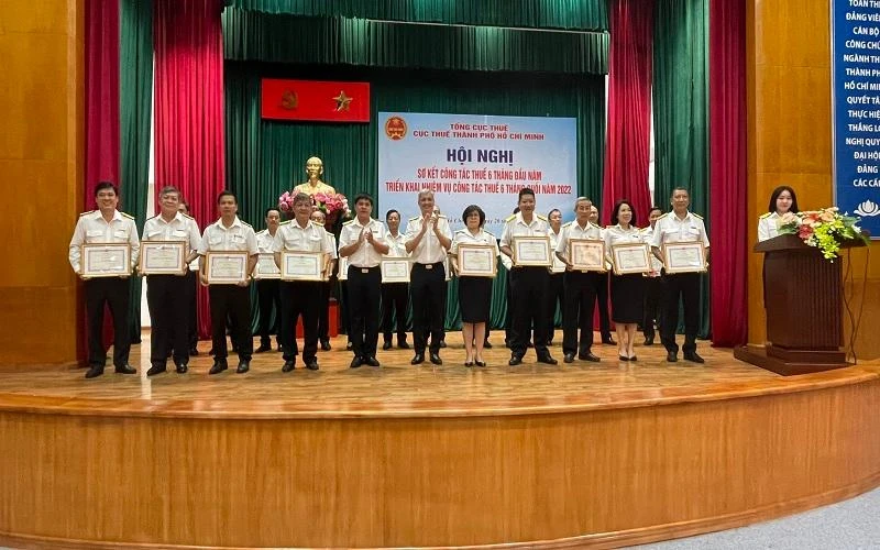 Lãnh đạo Cục Thuế Thành phố Hồ Chí Minh khen thưởng 22 cá nhân, đơn vị có thành tích trong nhiệm vụ thu ngân sách nhà nước. 