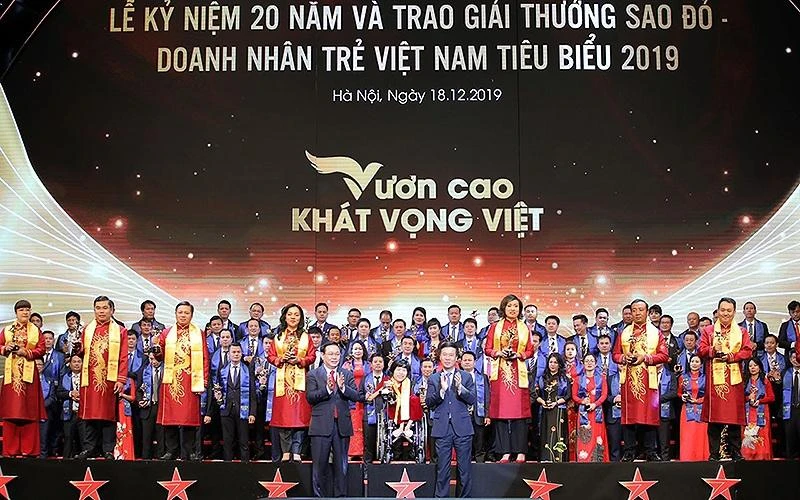 Các đồng chí Lãnh đạo Đảng, Nhà nước trao Giải thưởng “Sao Đỏ” tặng những doanh nhân trẻ xuất sắc, tiêu biểu năm 2019.