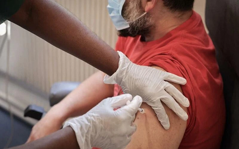 Tiêm vắc-xin ngừa bệnh đậu mùa ở một trung tâm tiêm chủng tại Paris ngày 11/7. Ảnh: Le Parisien.