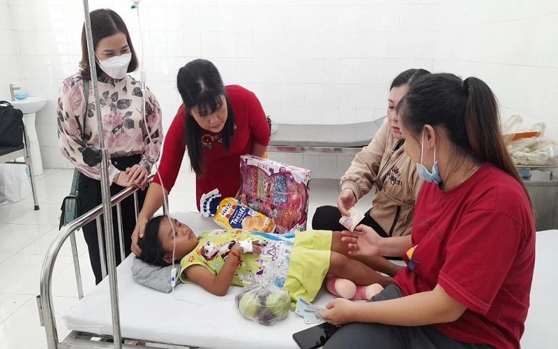  Bé Lầu Y Dĩnh đang được chăm sóc tại Trung tâm y tế huyện Đồng Phú, Bình Phước.