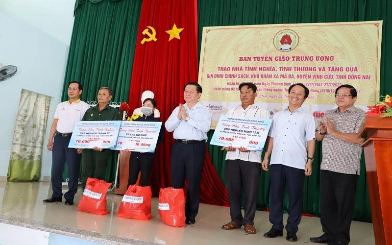 Đồng chí Nguyễn Trọng Nghĩa trao tặng 3 căn nhà tình nghĩa cho các hộ dân xã Mã Đà, huyện Vĩnh Cửu, tỉnh Đồng Nai.