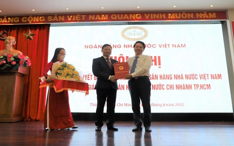 Phó Thống đốc Phạm Tiến Dũng trao quyết định bổ nhiệm Giám đốc Ngân hàng Nhà nước Chi nhánh Thành phố Hồ Chí Minh cho ông Võ Minh Tuấn. (Ảnh Hồng Cường)