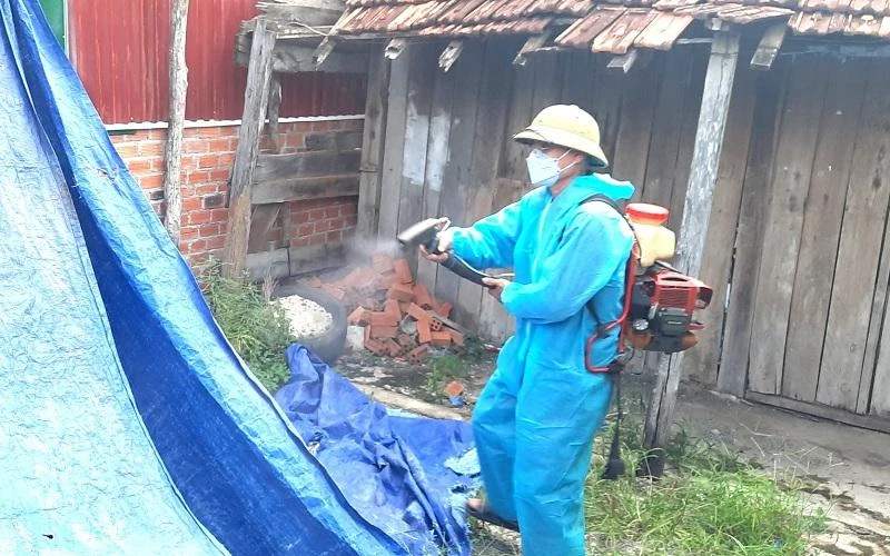 Ngành Y tế tỉnh Đắk Lắk phun hóa chất xử lý các ổ dịch sốt xuất huyết trên địa bàn. 