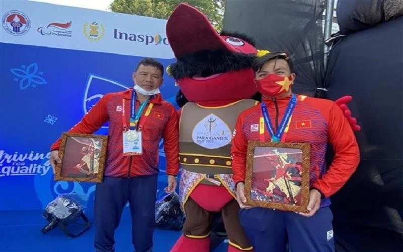 Kình ngư Võ Huỳnh Anh Khoa (phải) chụp ảnh cùng đồng đội sau khi xuất sắc giành Huy chương Vàng đầu tiên cho Đoàn thể thao người khuyết tật Việt Nam tại ASEAN Para Games, ngày 1/8/2022. (Ảnh: Chiến Phong/TTXVN)