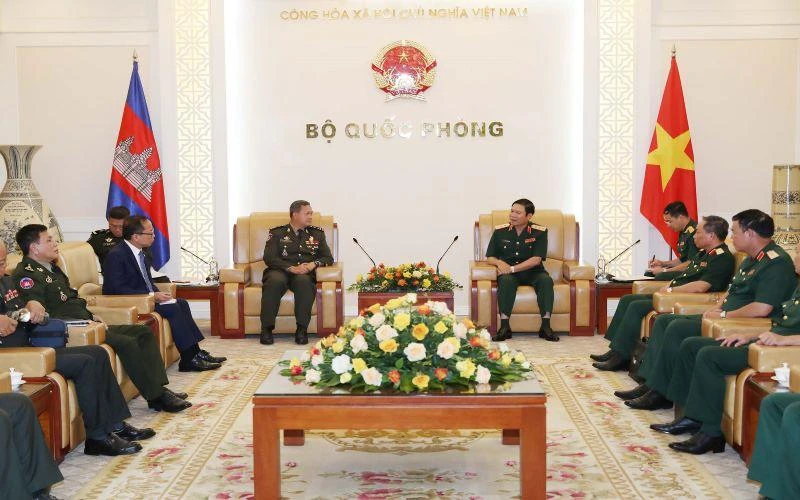 Đại tướng Hun Manet đến chào xã giao Thượng tướng Nguyễn Tân Cương, Tổng Tham mưu trưởng Quân đội nhân dân Việt Nam, Thứ trưởng Quốc phòng. (Ảnh: Trọng Đức)