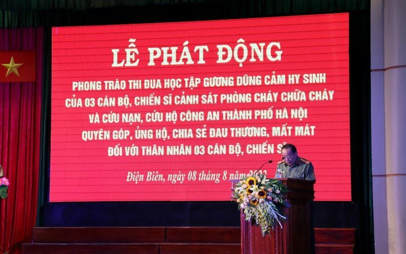 Đại tá Lò Văn Khụt, Phó Giám đốc Công an tỉnh Điện Biên phát động phong trào thi đua học tập gương anh dũng hy sinh của 3 cán bộ, chiến sĩ.