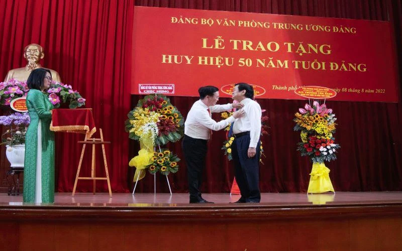 Đồng chí Võ Văn Thưởng, Thường trực Ban Bí thư trao Huy hiệu 50 năm tuổi Đảng cho nguyên Chủ tịch nước Trương Tấn Sang.