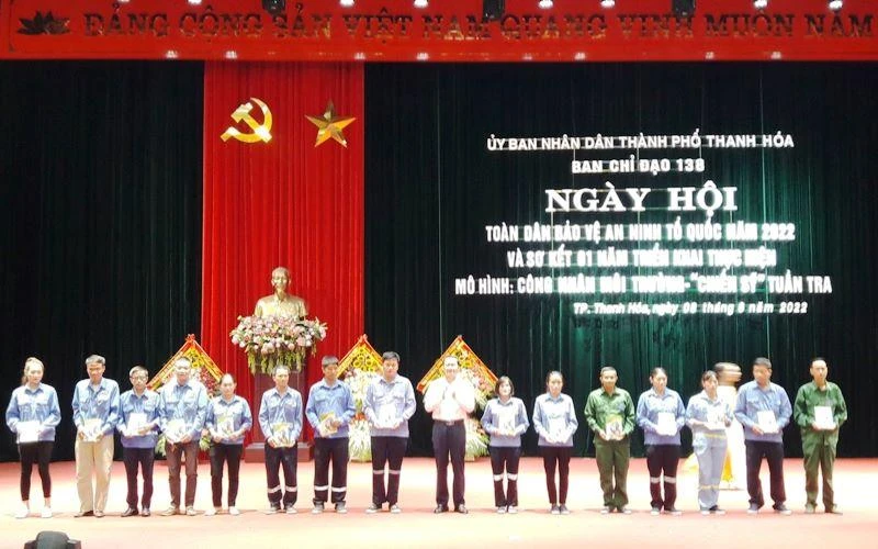 Lãnh đạo tỉnh Thanh Hóa trao tặng quà cho các cá nhân vượt khó, có đóng góp trong phong trào Toàn dân bảo vệ an ninh Tổ quốc.