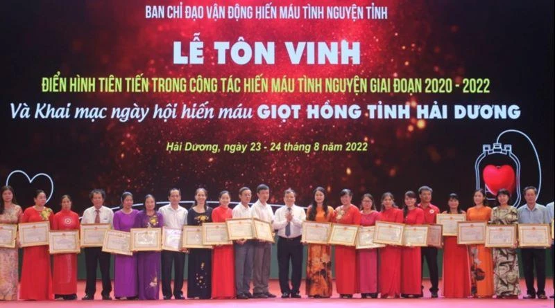 Ủy ban nhân dân tỉnh Hải Dương tôn vinh các tập thể, cá nhân điển hình trong công tác hiến máu tình nguyện.