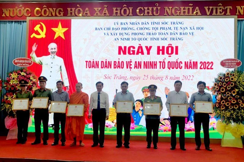 Tặng thưởng các cá nhân đạt thành tích xuất sắc phong trào toàn dân bảo vệ an ninh Tổ quốc của tỉnh Sóc Trăng.
