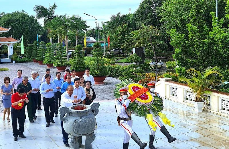 Đồng chí Trương Hoà Bình cùng đoàn công tác và lãnh đạo tỉnh Cà Mau dâng hoa, dâng hương tại Khu tưởng niệm Chủ tịch Hồ Chí Minh.