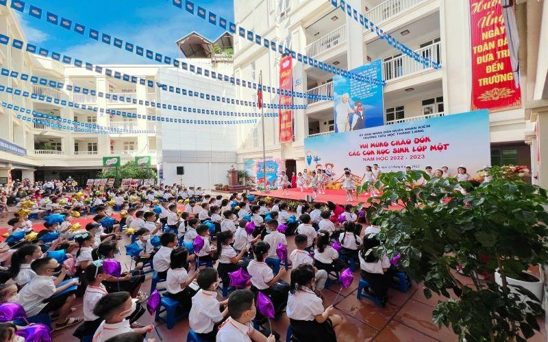 Học sinh lớp 1 trường tiểu học Thăng Long (Hoàn Kiếm, Hà Nội) trong ngày tựu trường.